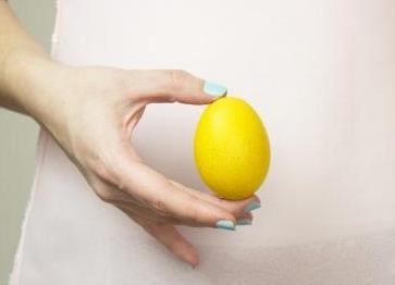 jajko żółte w palcach